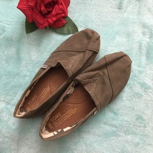 Army green TOMS